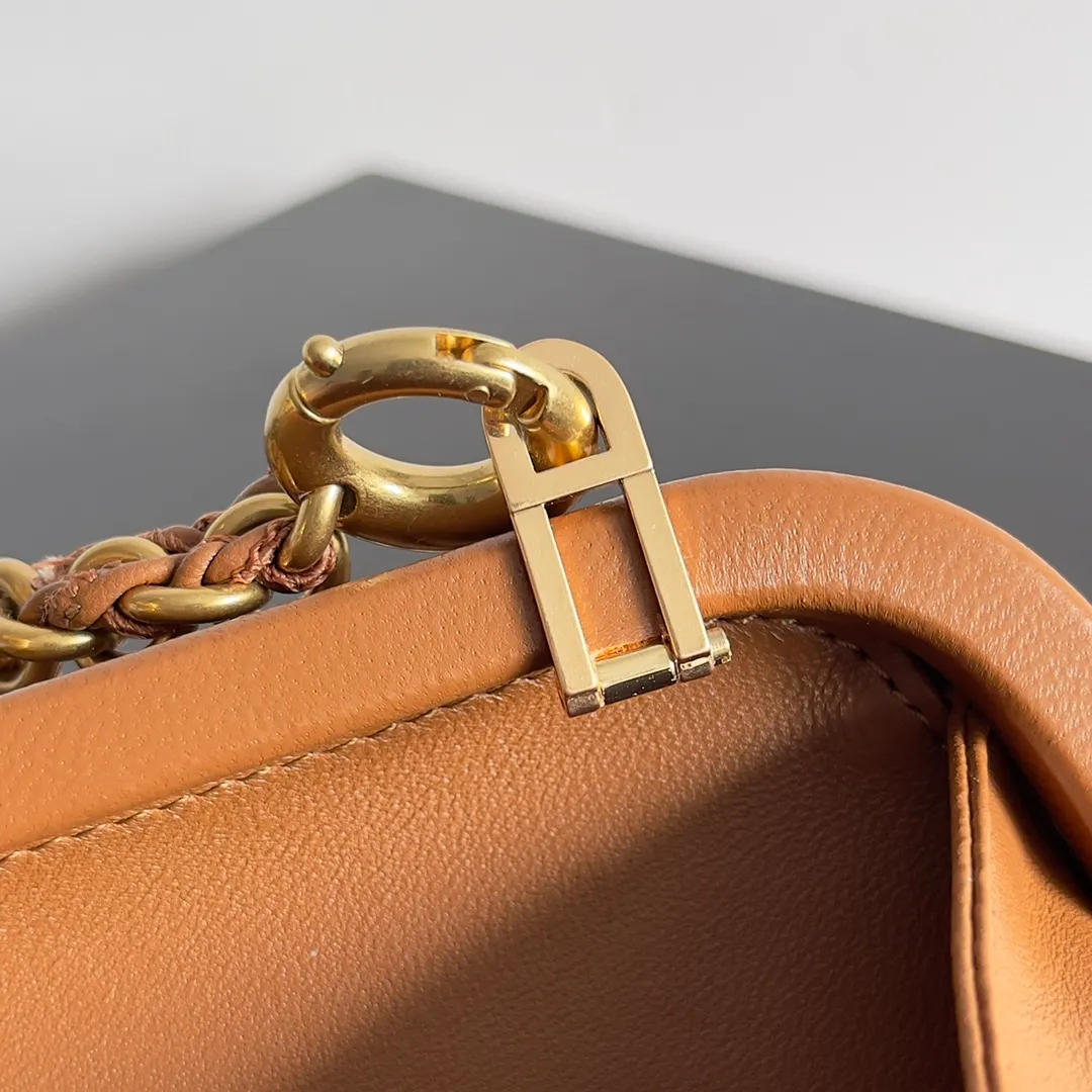 Batch 2260 BOTTEGA VENETA KNOT evening bag chain version for women is now on the market! Delicate and elegant, soft and powerful, this bag is definitely a representative of intellectual women. As an evergreen model of BV, the blessing of the chain is the icing on the cake. The classic weaving once again interprets the unique craftsmanship (the chain can be disassembled separately). Style number: 776662 Size: 19*11.5*5cm